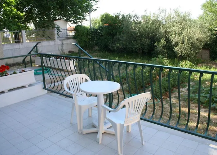 2746b Apartment *